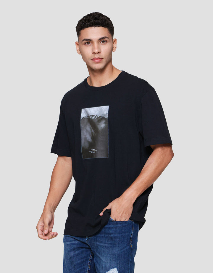 Cole Graphic Mountain Monocrom Dtf Print Reg Fit Kaos Pria