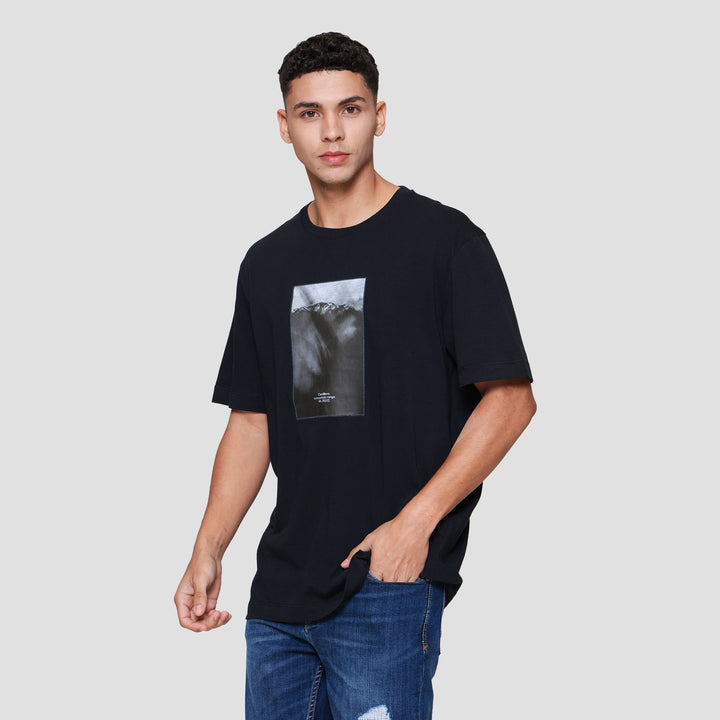 Cole Graphic Mountain Monocrom Dtf Print Reg Fit Kaos Pria