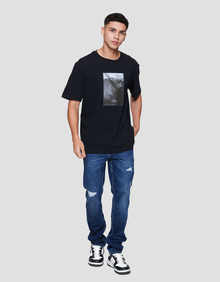 Cole Graphic Mountain Monocrom Dtf Print Reg Fit Kaos Pria