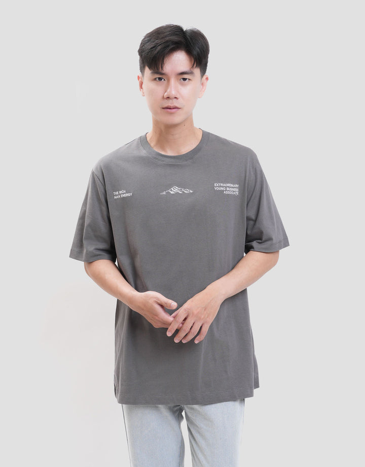 Cole Graphic Mountain Embroidery Reg Fit Kaos Pria