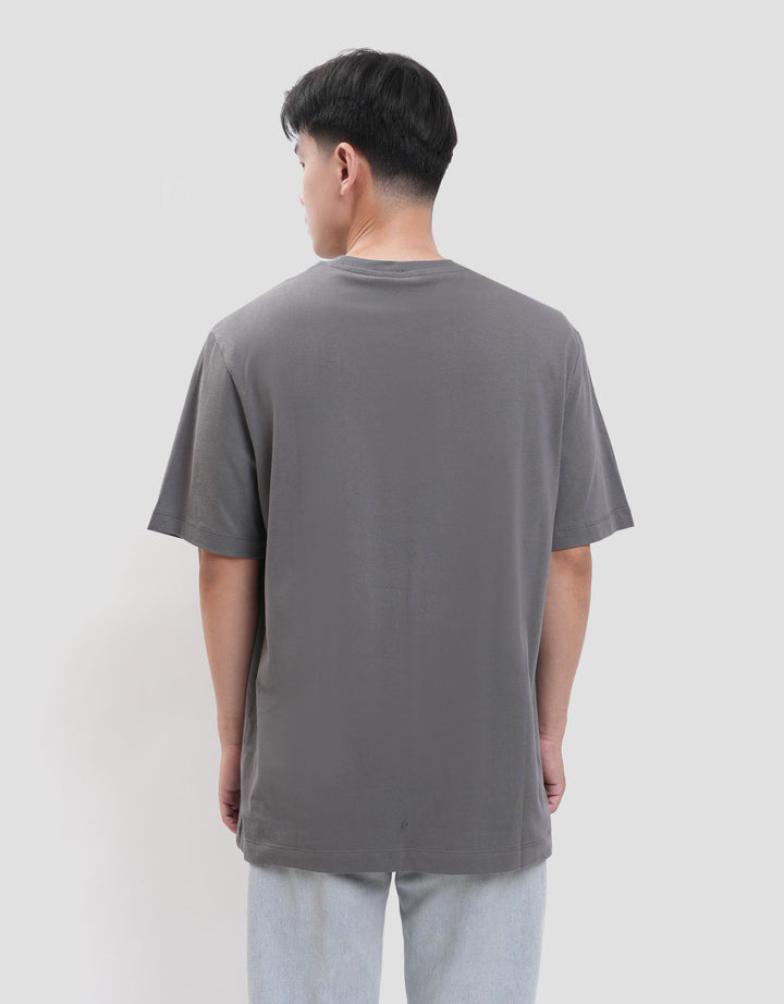 Cole Graphic Mountain Embroidery Reg Fit Kaos Pria