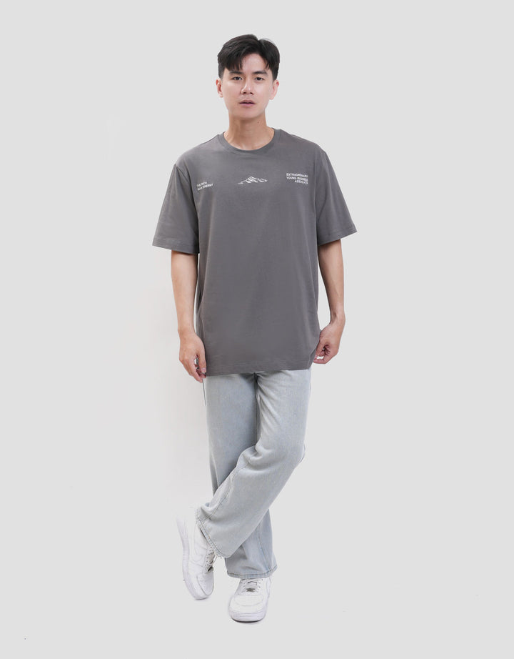 Cole Graphic Mountain Embroidery Reg Fit Kaos Pria