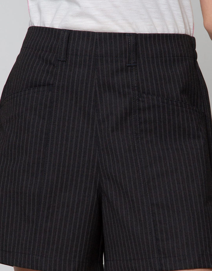Details Bermuda Pants Short With Belt