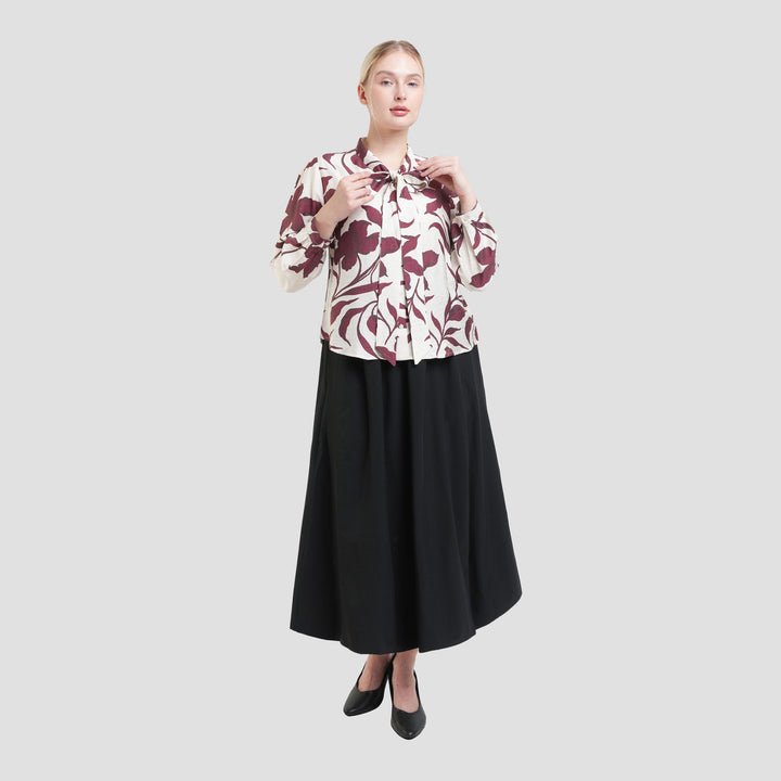 St. Yves Big Leaf Print With Ribbon Neck Blouse Wanita