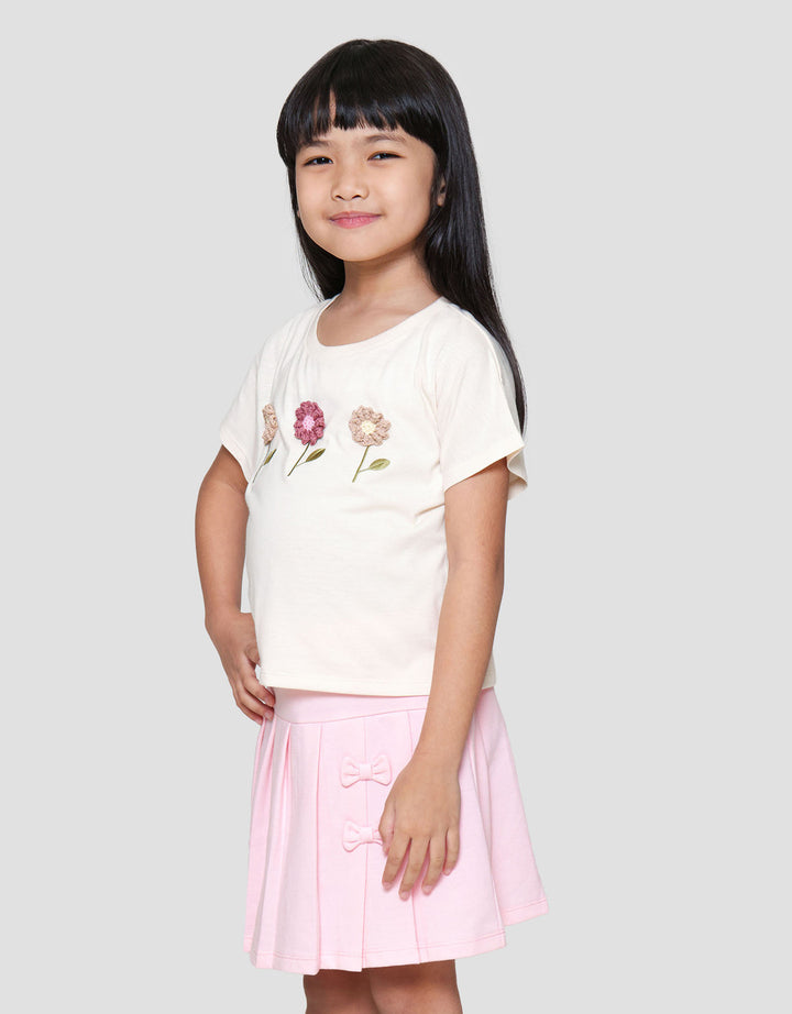 Little M Aplikasi 3 Bunga Crochet Kaos Anak Perempuan