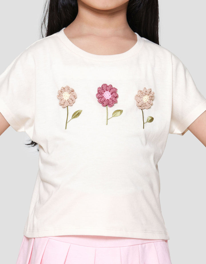 Little M Aplikasi 3 Bunga Crochet Kaos Anak Perempuan