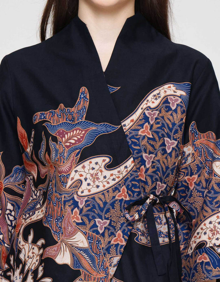 Arjuna Weda Daun Blouse Batik Wanita