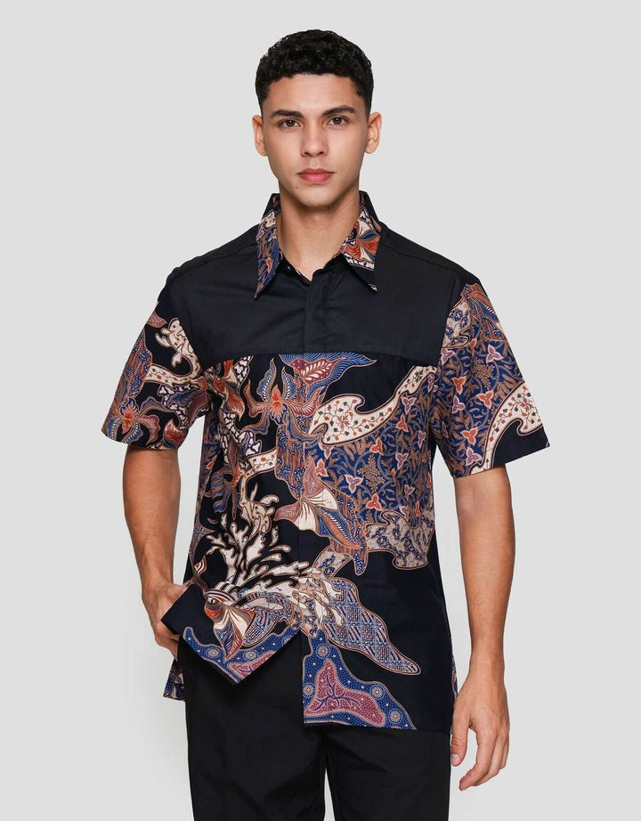 Arjuna Weda Hem Body Fit Bsatik Daun Kemeja Batik Pria