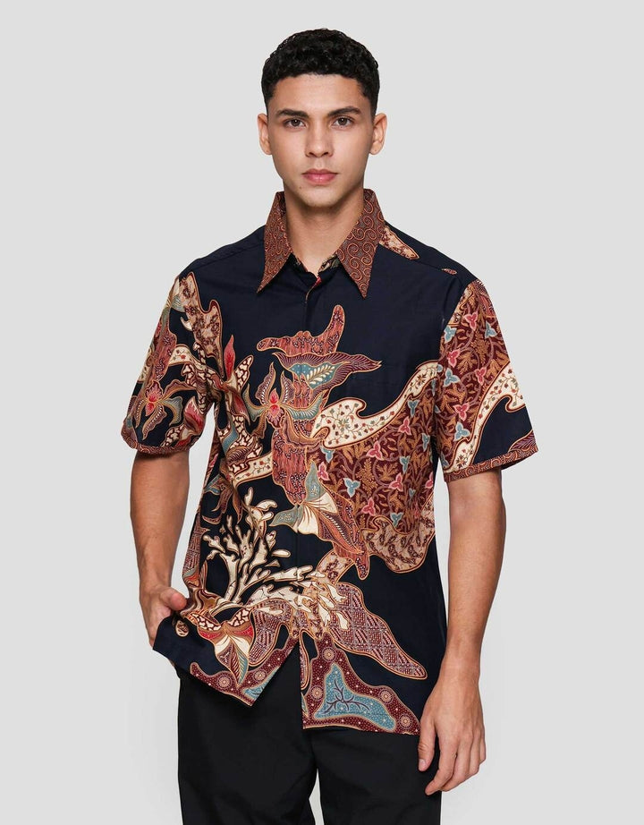 Arjuna Weda Hem Body Fit Daun Kemeja Batik Pria