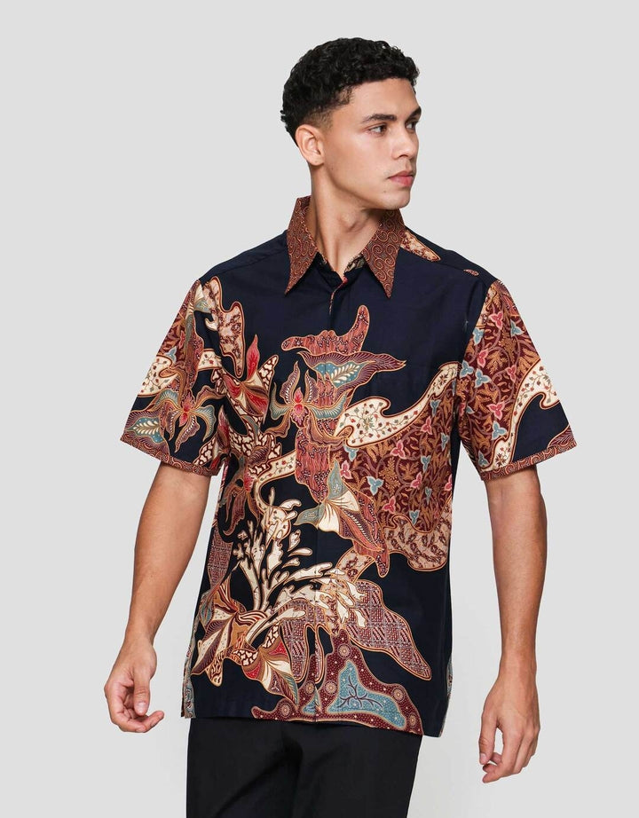 Arjuna Weda Hem Body Fit Daun Kemeja Batik Pria