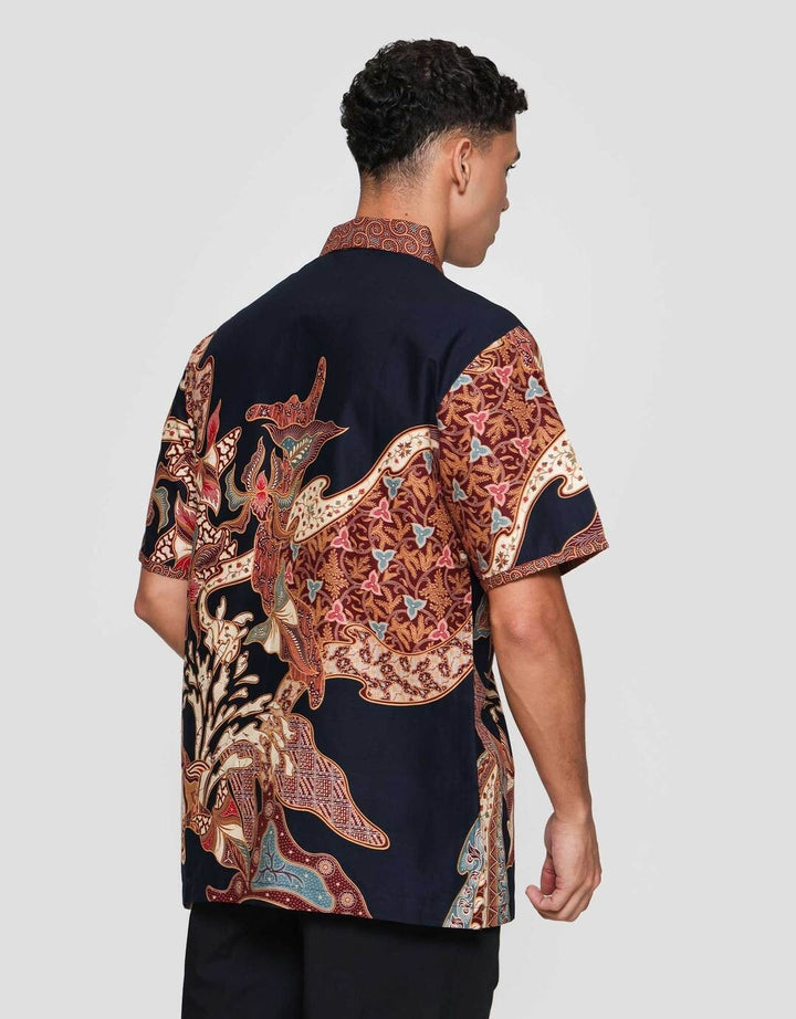 Arjuna Weda Hem Body Fit Daun Kemeja Batik Pria