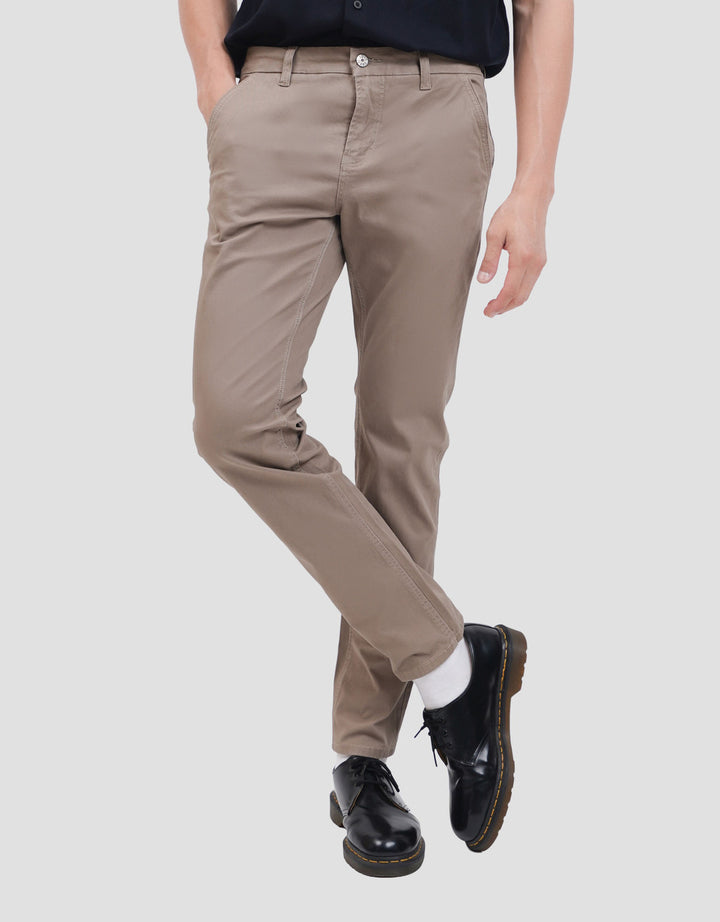 Lois HSS015BR Celana Slim Stretch Fit Chino Pria
