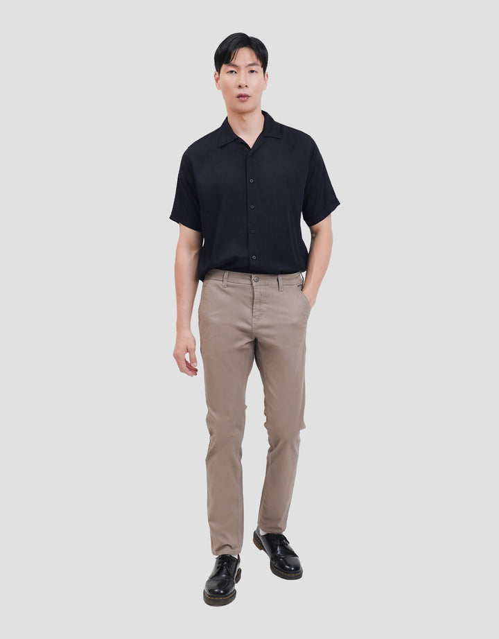 Lois HSS015BR Celana Slim Stretch Fit Chino Pria