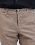 Lois HSS015BR Celana Slim Stretch Fit Chino Pria