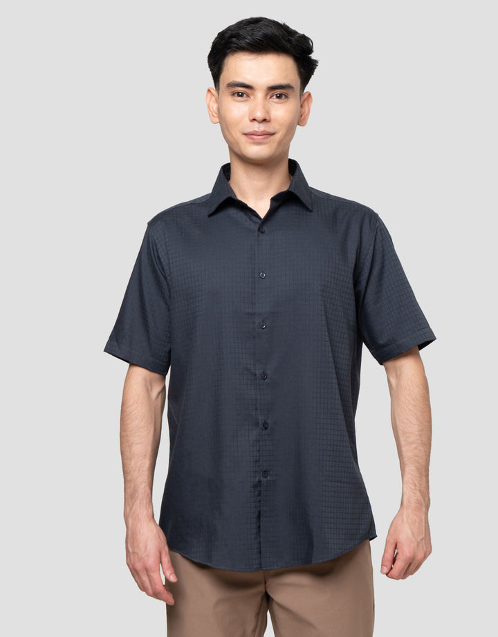 Cole Slim Texture Solid Kemeja Pria