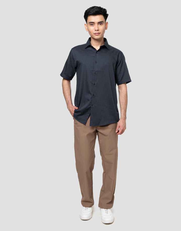 Cole Slim Texture Solid Kemeja Pria