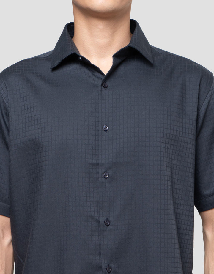 Cole Slim Texture Solid Kemeja Pria