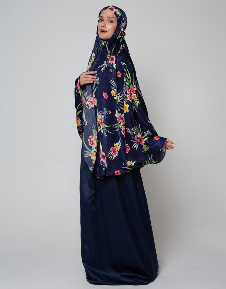 Allura Amalia Hasna Mukena