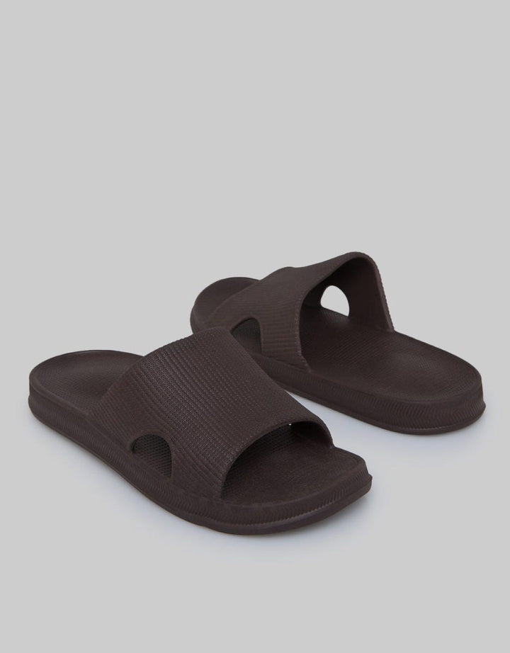 Fladeo Buckle Detail Sandal Karet Pria