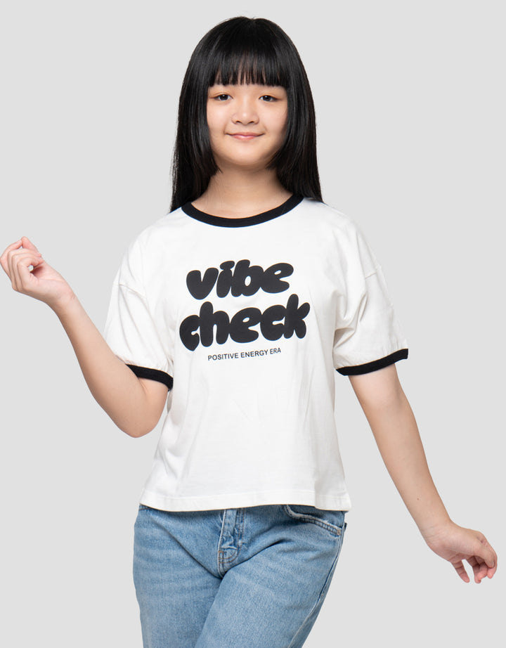 Nevada Ringer Cute Word Vibe Check Kaos Anak Perempuan
