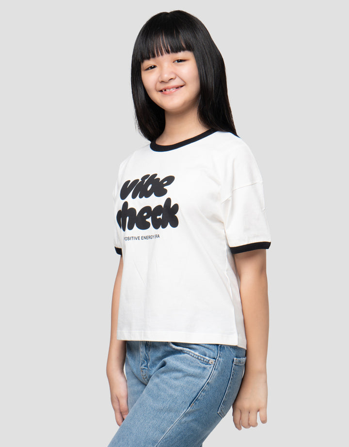 Nevada Ringer Cute Word Vibe Check Kaos Anak Perempuan