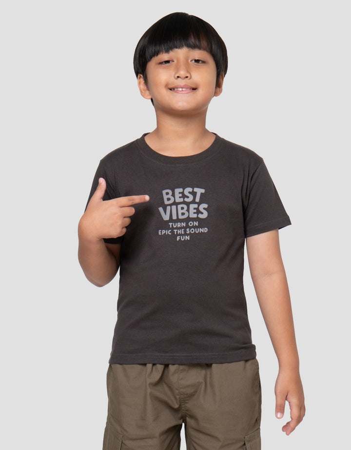 Little M Best Viubes Print Kaos Anak Laki-laki