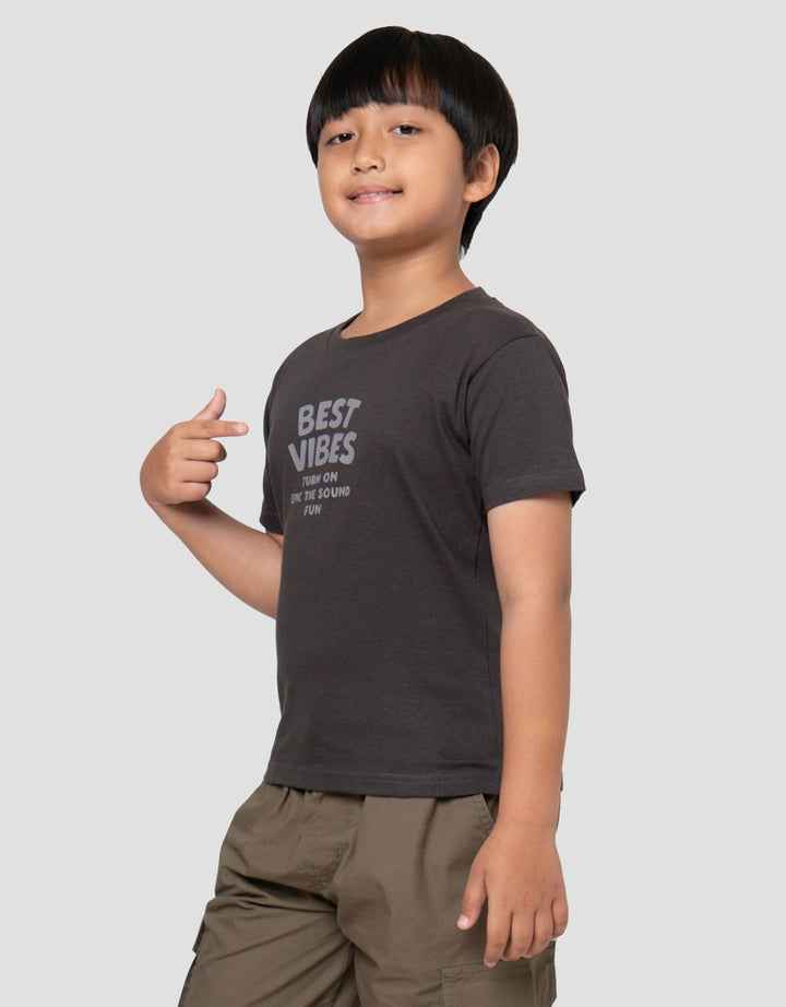 Little M Best Viubes Print Kaos Anak Laki-laki