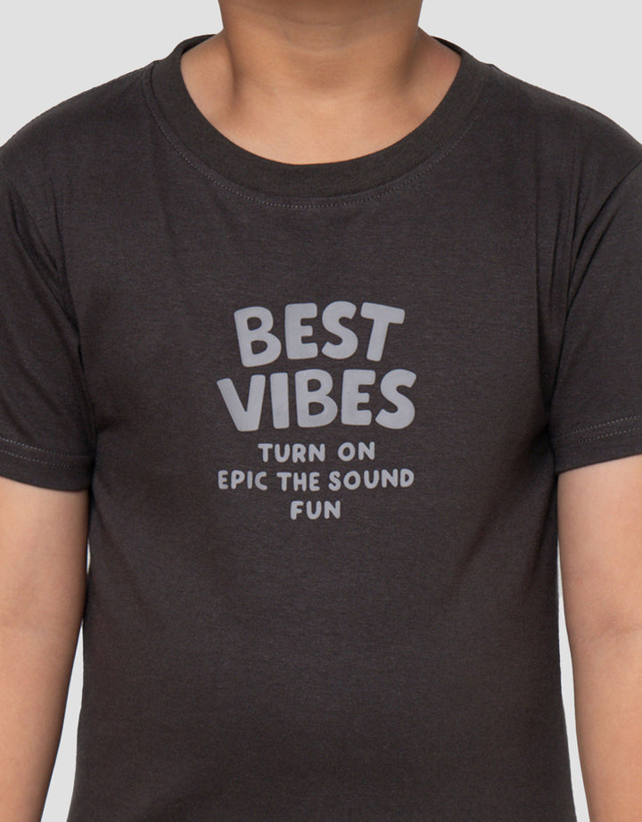Little M Best Viubes Print Kaos Anak Laki-laki