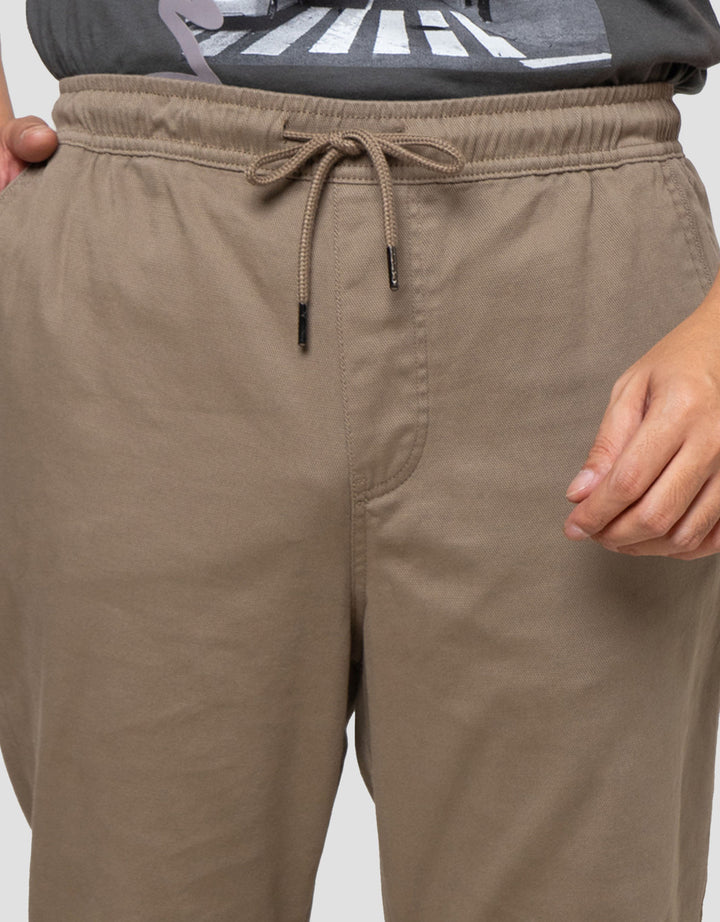 Nevada Woven Slim Fit Easy Move Celana Jogger Pria