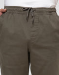 Nevada Woven Slim Fit Easy Move Celana Jogger Pria