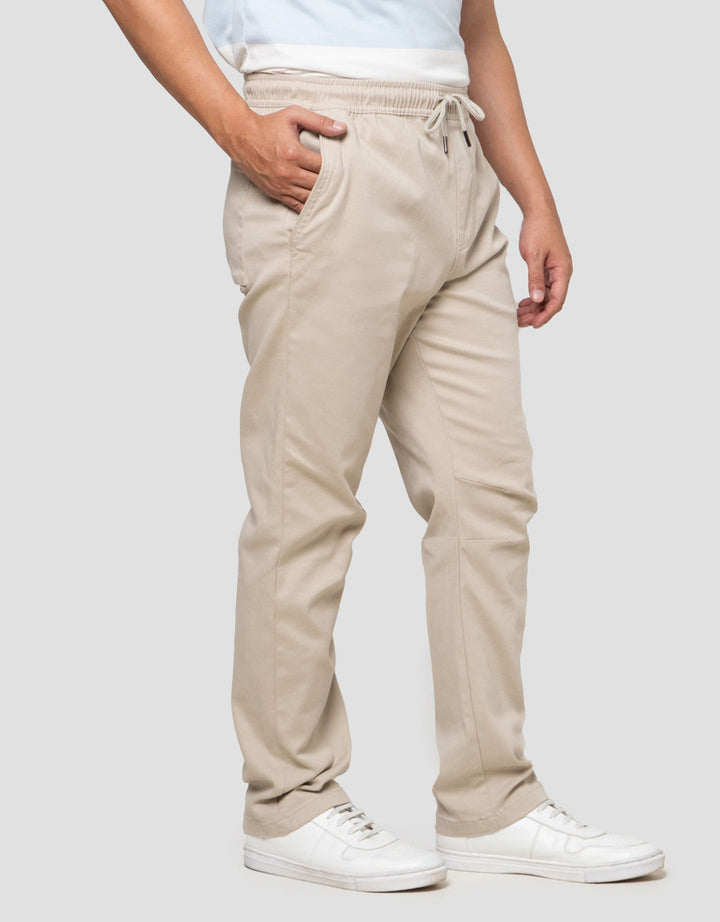 Nevada Woven Slim Fit Easy Move Celana Jogger Pria