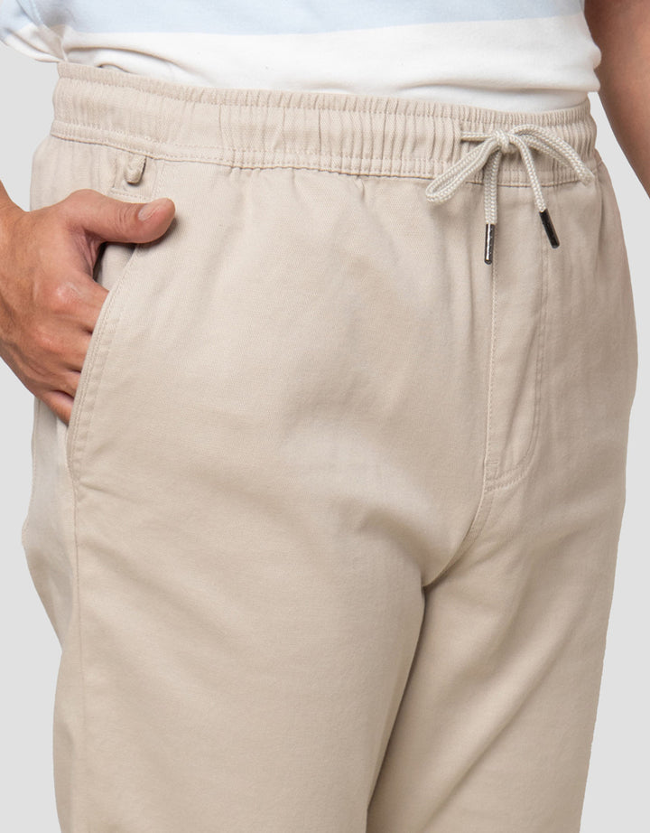 Nevada Woven Slim Fit Easy Move Celana Jogger Pria