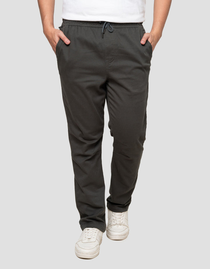 Nevada Woven Slim Fit Easy Move Celana Jogger Pria