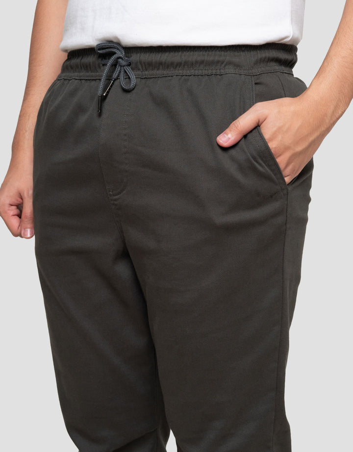 Nevada Woven Slim Fit Easy Move Celana Jogger Pria