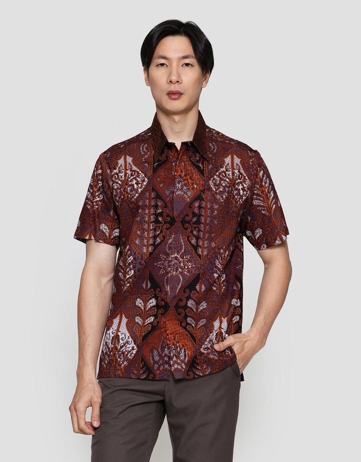 Arjuna Weda Sawat Latar Hem Batik Pria