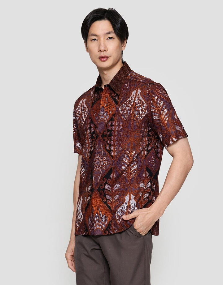 Arjuna Weda Sawat Latar Hem Batik Pria