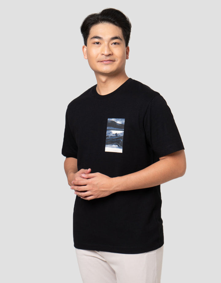 Cole Graphic Discharge And Embroidery Mountain Kaos Pria