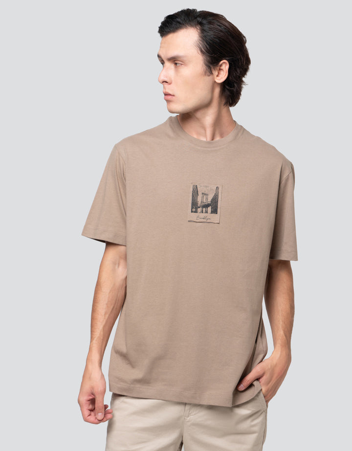 Cole Graphic Stich Print Bridge Kaos Pria