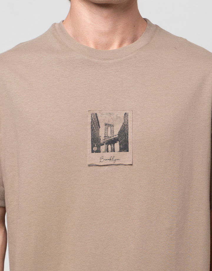 Cole Graphic Stich Print Bridge Kaos Pria