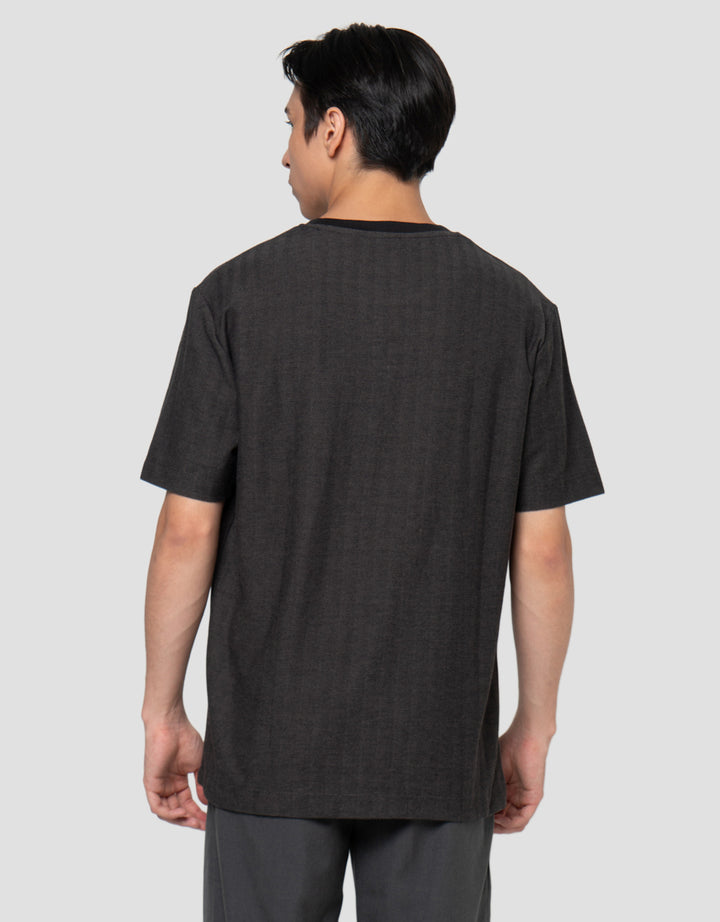 Cole Solid Texture Herring Bone Welt Pocket Smart Fit Kaos Pria
