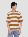 Suko Rugby Stripe Graphic Print Kerah Bulat Lengan Pendek Kaos Oversize Pria