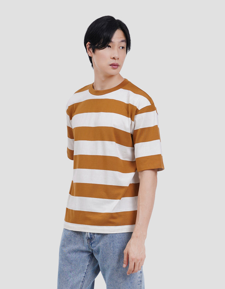Suko Rugby Stripe Graphic Print Kerah Bulat Lengan Pendek Kaos Oversize Pria