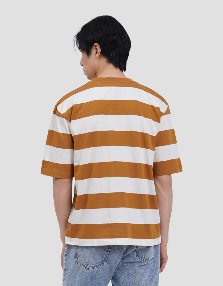 Suko Rugby Stripe Graphic Print Kerah Bulat Lengan Pendek Kaos Oversize Pria