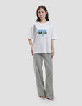 Suko Boyfriend Graphic Crop Kerah Bulat Kaos Wanita