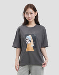 Suko Boyfriend Graphic Crop Kerah Bulat Kaos Lengan Pendek Wanita