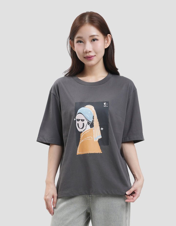 Suko Boyfriend Graphic Crop Kerah Bulat Kaos Lengan Pendek Wanita