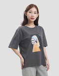 Suko Boyfriend Graphic Crop Kerah Bulat Kaos Lengan Pendek Wanita
