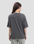 Suko Boyfriend Graphic Crop Kerah Bulat Kaos Lengan Pendek Wanita