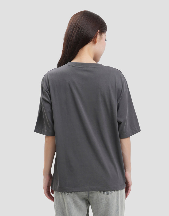Suko Boyfriend Graphic Crop Kerah Bulat Kaos Lengan Pendek Wanita