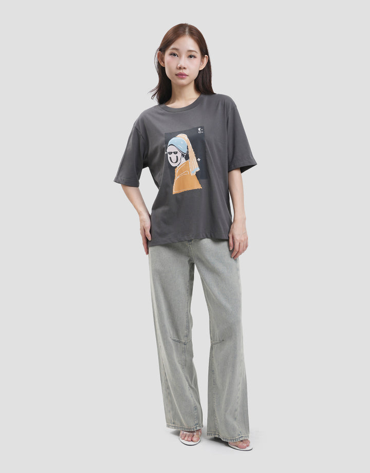 Suko Boyfriend Graphic Crop Kerah Bulat Kaos Lengan Pendek Wanita